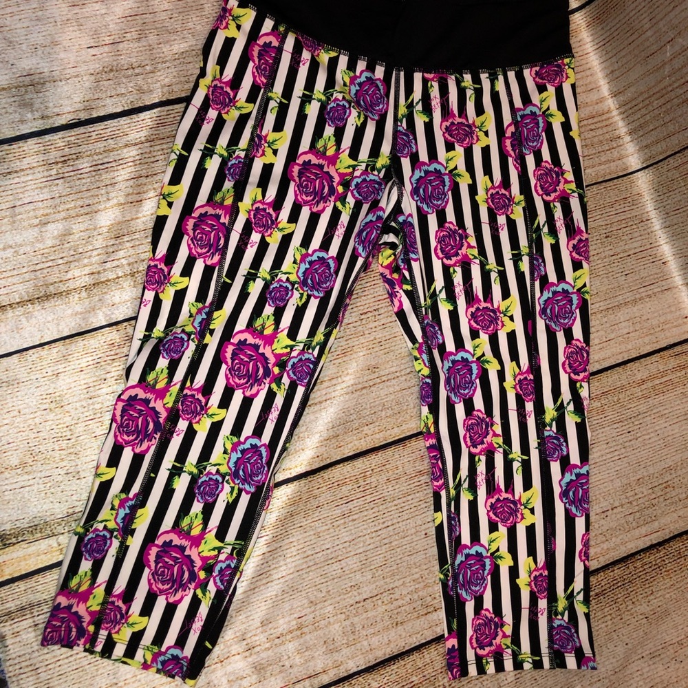 NWOT Betsey Johnson performance capris